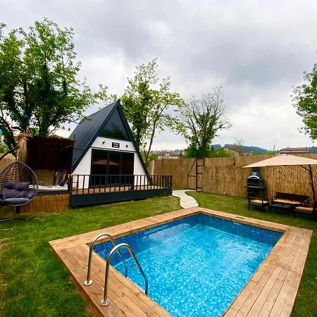 White Bungalov بيت للعطل سبانجا